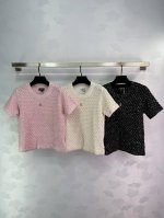 Chane*2025新品上架 珠片微透针织短袖 定制Yb进口纱线织造 质感高级 透气舒适 针织短袖上衣剪裁 通体利用细密钩针肌理交织 勾勒出菱形镂空图案 穿插银