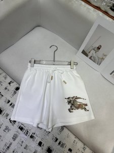 burberry 新款短裤 贴布绣花装饰 质感细腻软糯 经典减龄单品 设计时髦版型不挑人上身巨显瘦 高品质 两色尺码 Sml
