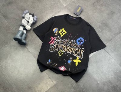 潮牌路易威登彩绘工艺情侣款短袖T恤！ 240G双纱潮牌专用棉，纹理清晰，质感满满，同缸定染1×1无色差精密纯棉螺纹，层搭叠穿，自留好货，强烈推荐~所有的辅料全