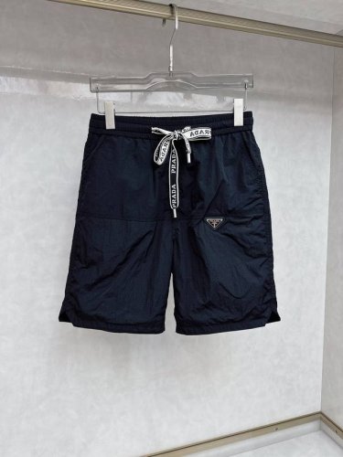 普拉达 2025夏季新款男士休闲短裤，高级定制面料透气面料 透气弹力舒适度极高，细节无可挑剔，顶级辅料配备，原版Logo设计理念，手感细腻柔软！上身版型超赞！尺