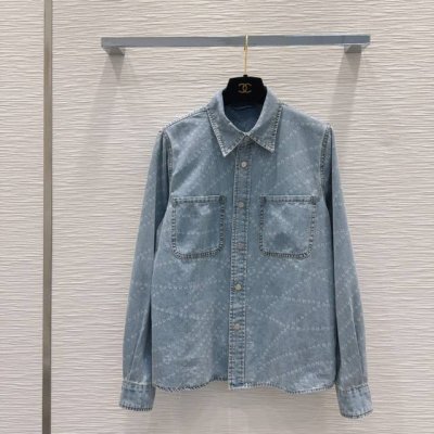 Chane* 复古牛仔全系列出品 怀旧复古丹宁牛仔 环保酵素双次洗水 非常用心的一款 酵洗个性色调 上身又酷又飒爽 采用定制高品质斜纹棉质水洗牛仔面料，纹理细腻