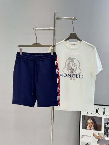 上衣- 。裤子- 。 Moncle*R蒙口25S潮牌五分短裤.超高品”2025新款运动套装.男女同款！休闲运动风格.经典大牌新推系列将条纹Mm织带巧妙融入运动装