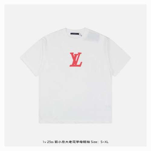 1V 25Ss 前小后大老花字母短袖 面料采用230克重精梳棉，定制32支1*1螺纹，成衣两遍水洗处理，面料舒适亲肤无异感，定制定染面料，纺织密度高，垂感佳，