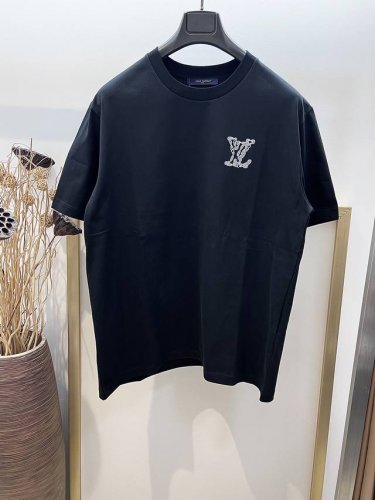 Size 46 48 50 52 黑白两色 男女同款 197524135640081 1V路易家水墨素描Logo刺绣半袖T恤 洗涤方式：建议干洗或包裹洗衣袋反面
