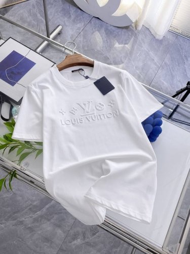 lv夏季新品，全新工艺，高定面料 玉蚕丝般的丝滑 时尚经典圆领短袖时尚单品设计，更加时尚舒适，高标准定制，上身非常有型，客供辅料，客供进口高档面料质感非常细腻，