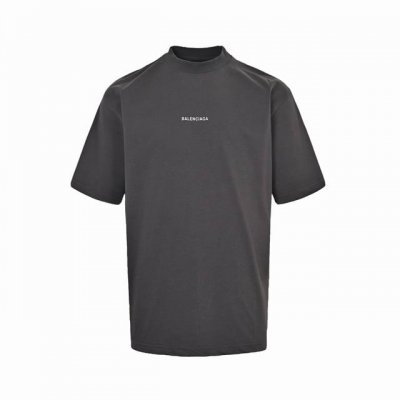 Balenciaga 巴黎世家 25Ss 反光字母印花短袖 采用32支双纱 260克重面料 进口针织针梳棉进行制作，厚度适中，有垂感又有轮廓型，上身就是一个舒