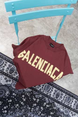 款M74 巴黎世家酒红色胶带 Balenciaga 巴黎.23Ss最新经典款.胶带拉浆印花.成衣水洗磨烂做旧短袖T恤.砖柜同步.面料采用巴黎Zp定织定染全棉双纱