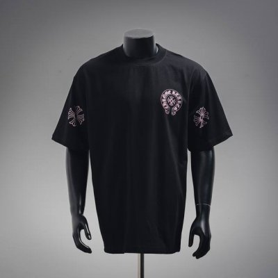 Chrome Hearts 克罗心Ch 后背粉色梵文印花短袖T恤 面料采用 克重精梳棉，定制32支1*1螺纹，成衣两遍水洗处理，面料舒适亲肤无异感，定制定染面料