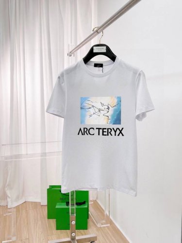 直 品牌 Arcteryx 始祖鸟 胖子福音 原单男士休闲短袖T恤 2025春夏新品 定制胸前顶级Logo 工艺 搭配整件细节 品质及剪裁设计都堪称一流 定制进