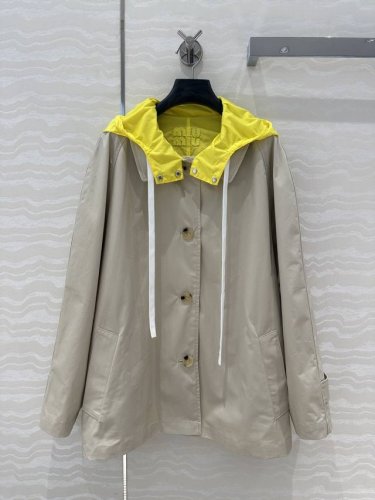 独家首发原单品质Miu系少女25早春秀场新品，两面可穿的冲锋衣夹克短款风衣！时髦配色穿搭！记忆丝连帽冲锋衣结合翻领夹克风衣可甜可盐的运动少女风！定制面料轻盈舒适