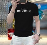 miumiu 这个夏天，让肌肤感受极致的温柔与舒适！ 全新男士夏季圆领蚕丝棉短袖T恤，现已优雅登场！ 精选优质蚕丝棉，柔软透气，轻盈贴合，让你在炎炎夏日也能保持