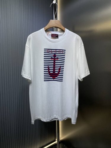 gucci 顶级原单 古驰 25Ss新款船锚印花圆领短袖 采用15S精棉平纹面料，230G；搭配32S双纱螺纹，300G。采用精梳工艺处理的棉纤维制成的平纹织物