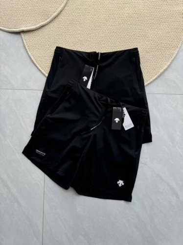 Descent迪桑特专柜新款 男款高尔夫Golf Running系列梭织拼接速干短裤！3D立体压胶反光Logo，口袋有拉链设计，安全的保管重要物品，实用好穿！腰
