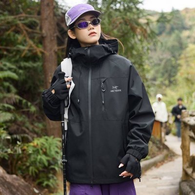 Arc'teryx始祖鸟日系户外斜拉链登山服冲锋衣夹克外套，男女同款，防风连帽衫柔软舒适，强劲防风，简洁设计，经典印花Logo，透气、抗静电功能，能够应付格子恶
