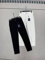 路易威登Louis Vuittony新品超柔五金Lv修身牛仔裤！ Lv最新顶级用料超柔高棉水洗牛仔面料！每一件水洗费用高达常规工艺三倍之多，触感极致细腻，拿到手