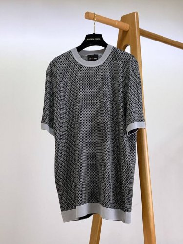 kiton 基督恩 2025Ss春夏新品 当经典遇上时尚，这款T恤便是最佳诠释。整体以简约的千鸟格图案铺陈，撞色交织，似在诉说低调而深沉的意式美学。领口与袖口、