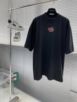 Balenciag 25Ss 黑橙胶带刺绣短袖 定织定染240G精梳棉，经双纱强捻工艺处理。 确保面料克重稳定，抗皱性优异，同时保持高支数棉质的细腻肌理。十字螺