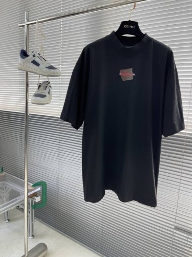 Balenciag 25Ss 黑橙胶带刺绣短袖 定织定染240G精梳棉，经双纱强捻工艺处理。 确保面料克重稳定，抗皱性优异，同时保持高支数棉质的细腻肌理。十字螺