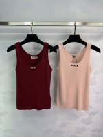 25春夏miu miu女装新款亲肤30%羊毛70%桑蚕丝，U领字母章仔弹力修身版型背心高级精致气质时尚百搭米白 黑色 粉红 红色4色 尺码sml 现货供应。T2