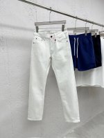 新品 贸易公司渠道货，意大利原厂出品，2025春夏新品，经典奢华之作！！品相完美如斯！Kiton奇顿男士水洗白色弹力经典红色铭牌吊坠时尚直筒修身牛仔长裤！被誉为