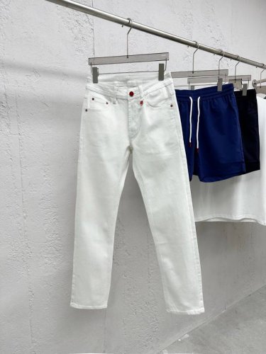 新品 贸易公司渠道货，意大利原厂出品，2025春夏新品，经典奢华之作！！品相完美如斯！Kiton奇顿男士水洗白色弹力经典红色铭牌吊坠时尚直筒修身牛仔长裤！被誉为