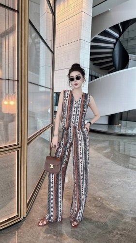 图片色 S~Xl4个码 ~新款上新时尚印花波西米亚亚麻面料轻熟风V领马甲背心+阔腿裤两件套装 ，简约大气上档次，优雅干练~ ~ 上身效果很好！超级显瘦 女人味十