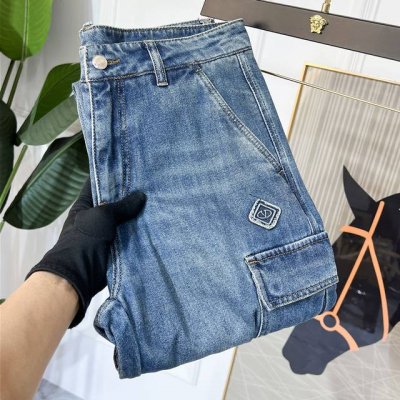 华伦天奴- 2025Ss蛇年春夏工装牛仔裤。原单1:1制作，日常必备的完美之选，简单大气亦时尚有型，定制进口丹宁面料 ，重工洗水工艺，做工复杂工艺精湛。轻松迎合