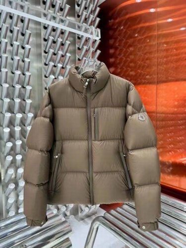 支持年后退换 秋冬新款羽绒服 原版1:1订制五金配件全进口原版定制 欢迎专柜对比 绝对的高品质 采用顶级95鸭绒 超柔软 充羽量蓬松饱满 超级重工 面料做工杠杠