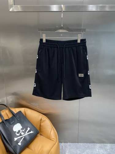 Dg家 Dolce & Gabbana短裤超酷 纯黑色短裤经典又百搭，松紧腰搭配抽绳设计，穿着舒适自在 侧边精致的Dg刺绣 低调又奢华，彰显独特品味。还有那小小