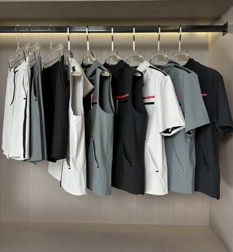 短袖外套 马甲 短裤 prada 25春夏Linea Rossa系列-半袖款 prada Linea Rossa是一个融合时尚与运动的系列，彰显创新性、设计感与