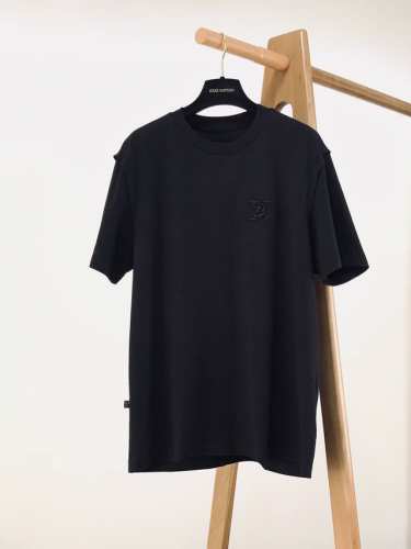LouisVuitton 路易威登 时尚界的新宠儿！尽显奢华品质。甄选优质面料打造，奢华与时尚的完美结合，以其精湛的工艺和独特的设计理念闻名于世，这款T恤更是将