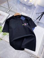 Lv夏季新品，全新工艺，高定面料 玉蚕丝般的丝滑 时尚经典圆领短袖时尚单品设计，更加时尚舒适，高标准定制，上身非常有型，客供辅料，客供进口高档面料质感非常细腻，
