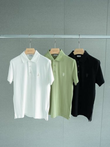 顶级polo 懂货型男入 Burberry Ss25蛇年盾标简约刺绣polo衫 男女同款 颜色：黑色 白色 皇家绿 尺码：Xs S M L Xl 尺码推荐： 身