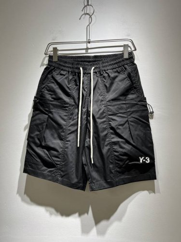 y-3 2025春夏新款男女同款休闲工装运动短裤，男女同款！裤腿Logo徽章设计！时尚运动休闲短裤！面料采用进口聚酯棉材质！100%专属聚酯纤维面料制作而成，面