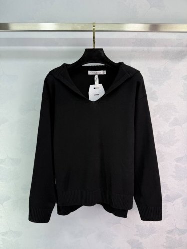 dio*黑色连帽针织毛衣，经典V领设计，适合秋冬季节，穿着舒适保暖。适合多种体型。经典百搭。1色3码Sml 。T226B