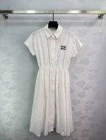 miumi*2025新品上架 翻领衬衫连衣裙 定制Yb斜纹全棉材质 质感舒适 垂顺有型 纽扣开襟短袖衬衫连衣裙 收型舒适 腰间褶皱打榄包容满分 轻松划分上短下长