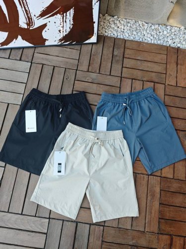 lululemon Pace Breaker系列轻盈透气户外速干运动短裤 Swift面料：质地轻盈，不易破损，具有四面弹力，能让穿着者在运动中自由伸展，且活动自