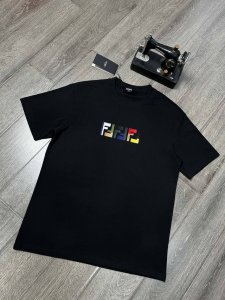 Fendi短袖T恤 工艺：刺绣 颜色：黑色 白色 码数：S~Xl 面料：精梳紧密棉盖棉280G 柔顺手感，做工细致。男女同款宽松版型！