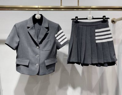 上新 独家高定套装首发 25Ss Thom Brown*独家爆款高品质学院风西服百褶裙套装 Yb开发定制高质感面料和天然贝壳扣子 上身高级又气质 外套微收腰设计