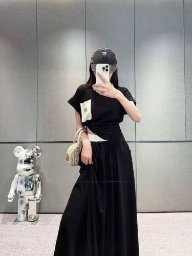 上新 Miumiu 缪缪 25Ss新款套装松弛感小姐姐套裙 宽松廓形版型非常有特色～基础款打造时髦Look～时髦感满满 一套搭配上身超显瘦 一套出～ 颜色：白色
