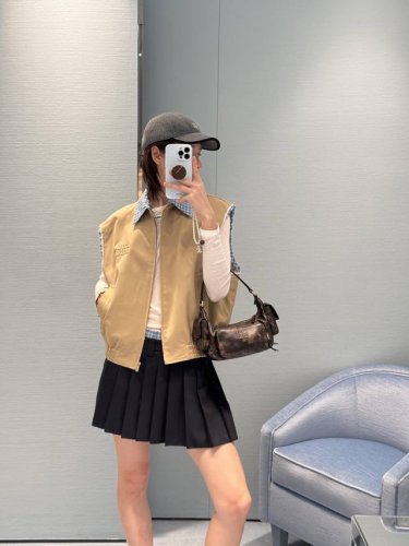 P400 Miumi* 25Ss早春新款 复古文艺风卡其色马甲外套丨独家Yb开发！高版出品！天蓝色格纹翻领可拆卸。假两件拼接设计！宽松廓形剪裁版型百搭不挑人！可
