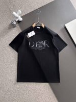 dior迪奥* 2025春夏款上新 原高版本 迪奥。面料采用260克高密度纯棉 不变形 不缩水 工艺介绍：重工艺 渐变百灵达刺绣 独有一番风味 颜色：白色 Si