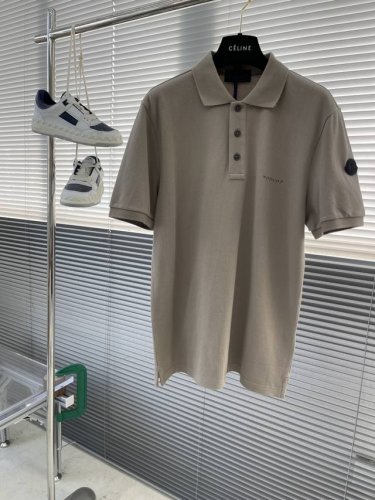 Mon 25早春夏新款polo短袖，这款polo衫采用高端棉质珠地面料制成，是适合各种季节的隽永设计单品。经典款式，胸前有经典蒙家标志性印花，袖子饰有硅胶标识，