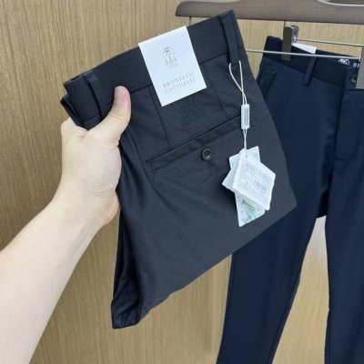 Bc 2540Ss春夏新品，官网同步有售，男士高端商务休闲西裤，高端进口面料，带弹力，后面采用硅胶字母压胶，五搭配，即经典又时尚，合体裁缝，上身效果无约束感 ，