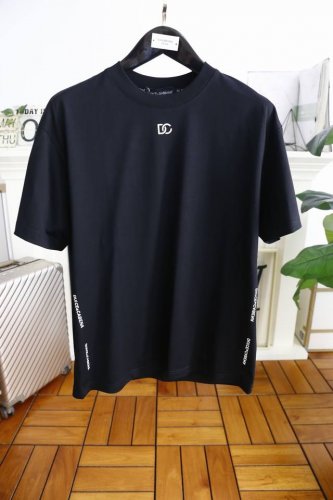 杜嘉班纳. 2025夏季新品男士圆领短袖奢华品牌字母Logo标识标注上身就能体会这款设计带来的年轻与时尚感！整体时尚而有潮流，面料采用客供顶级面料 柔软亲肤透气
