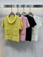 Chanel香奈儿小香立体双C定制纽扣翻领针织短袖开衫 款号：25670104634 颜色：黄色 粉色 黑色 白色 尺码：均码 80-125斤