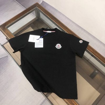 mon*Cler 蒙口 2025春夏新款上市！纯棉短袖T恤！270克定制棉，领口定制螺纹，面料柔软舒适，全新设计灵感，精致Logo点缀，极具时尚代表性！手感舒适