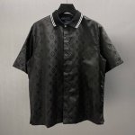 lu 波纹提花桑蚕丝短袖衬衫 Size S-Xl 本款短袖衬衫取材细腻桑蚕丝，依托精湛提花工艺描绘波纹效果 Monogram 图案。条纹针织衣领和侧面饰带流