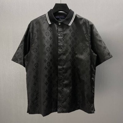 lu 波纹提花桑蚕丝短袖衬衫 Size S-Xl 本款短袖衬衫取材细腻桑蚕丝，依托精湛提花工艺描绘波纹效果 Monogram 图案。条纹针织衣领和侧面饰带流