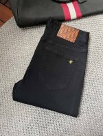 dr 2025年春夏季最新品牛仔裤专柜热销款 品味与价值共享 身穿着非常舒适 低调不失奢华 穿出去非常有档次,裤型款式和裁剪亦无需多言 上身精致跃然.真正一等一